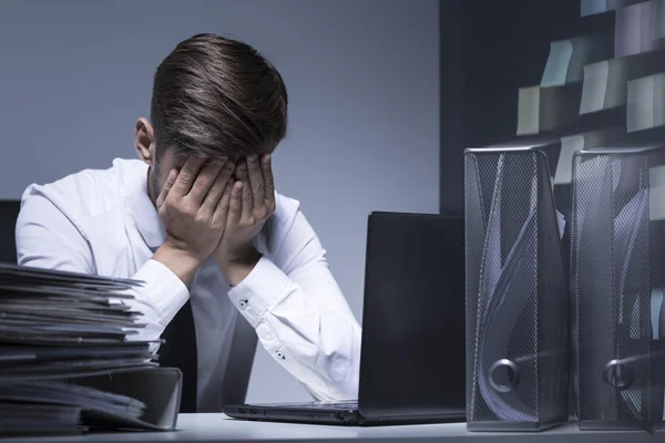 Werk werd zijn nachtmerrie — Stockfoto