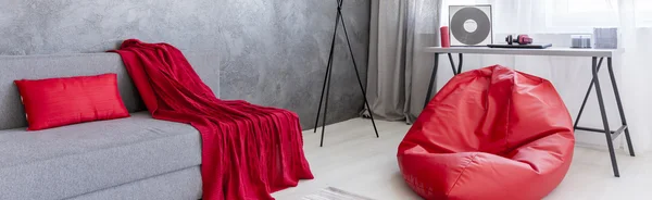 Gri bir oturma odasında kırmızı aksan — Stok fotoğraf