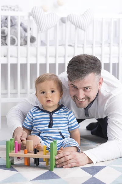 Er könnte ein anderes Spielzeug bevorzugen — Stockfoto