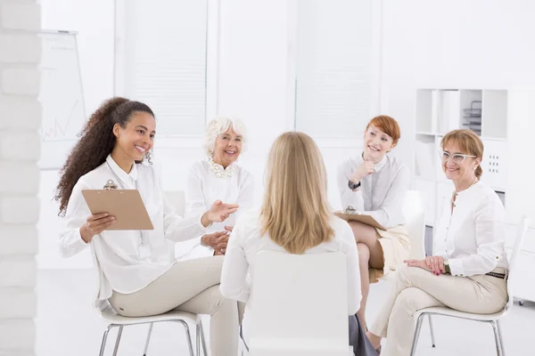 Il cerchio di donne d'affari attraenti — Foto Stock