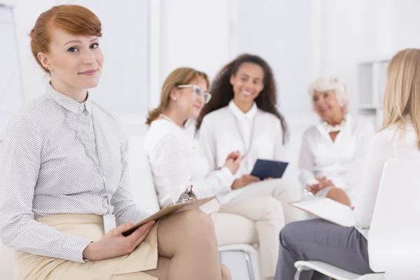 Se siente satisfecha en el trabajo. — Foto de Stock