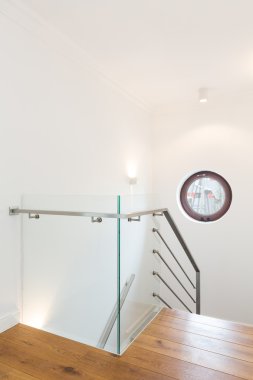 Minimalist merdiven aşağı modern iç mekanları lider