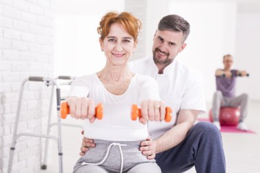 Profesyonel bir eğitmen ile sağlıklı egzersiz