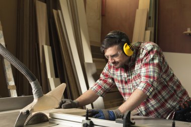 Sihirli büyülü ormanda