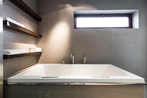 Baño minimalista dando un sentido de pureza — Foto de Stock