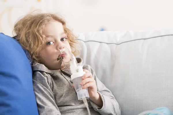 Infancia afectada por una enfermedad crónica — Foto de Stock