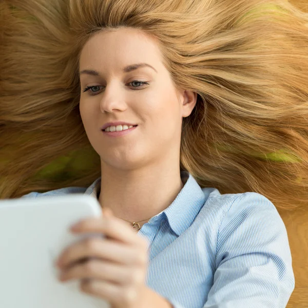 Searching the internet on a tablet — Stock Photo, Image