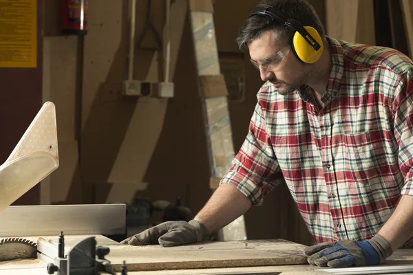 Tischler in seinem Tempel aus Holz — Stockfoto