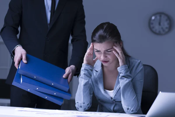 Mujer joven con exceso de trabajo — Foto de Stock