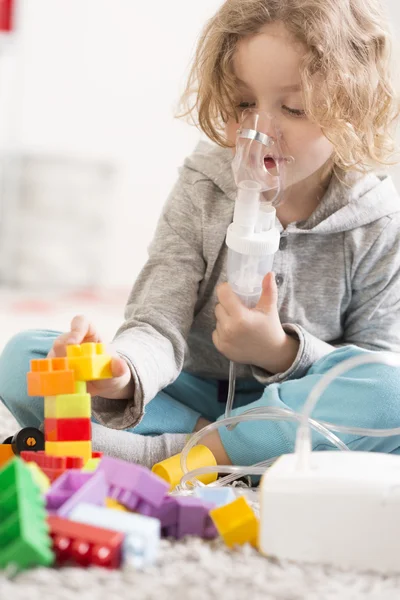 Kleine held wennen aan zijn recent gediagnosticeerde ziekte — Stockfoto