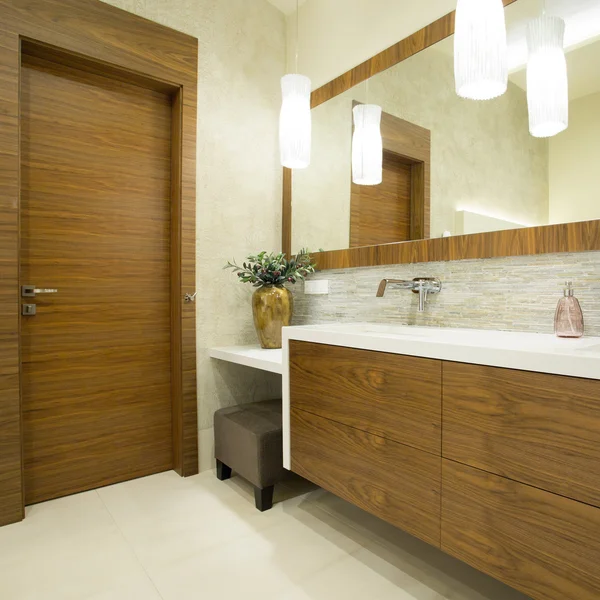 Intérieur de toilette moderne avec porte en bois — Photo