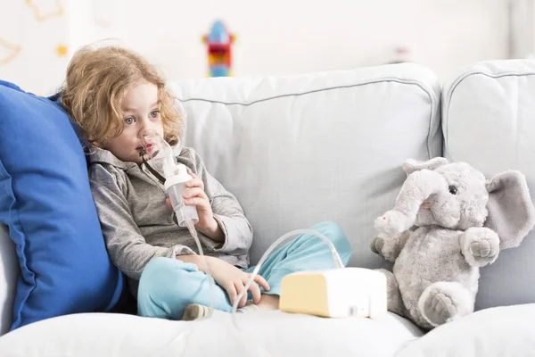 Schwieriger Tag für ein asthmatisches Kind — Stockfoto