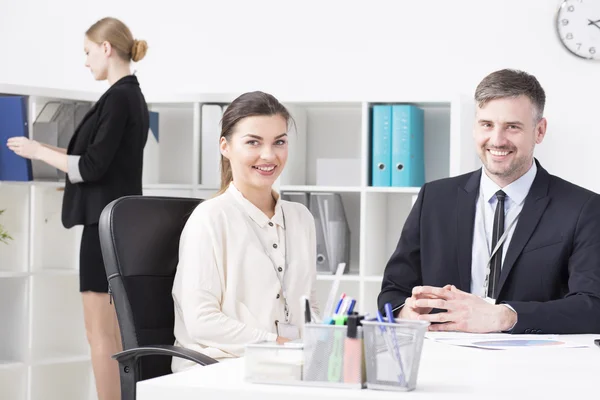 Compañeros de negocios sonriendo — Foto de Stock