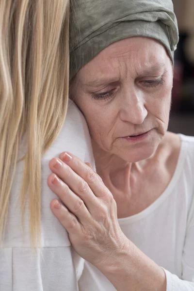 La persona vicina aiuterà a vincere la tristezza — Foto Stock