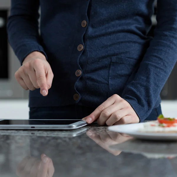 Söka efter information på internet — Stockfoto