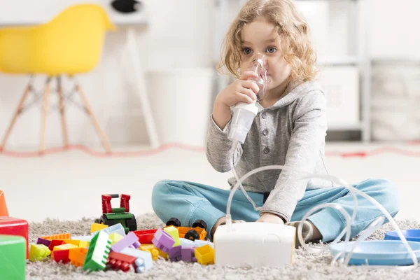 Påminda om hans dagliga medicinska arbetsuppgifter — Stockfoto