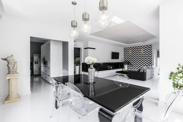 Apartamento de planta abierta en blanco y negro — Foto de Stock