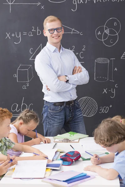 Eleganter, junger Mathelehrer — Stockfoto