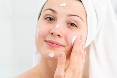 Pürüzsüz cilt için günlük krem uygulama