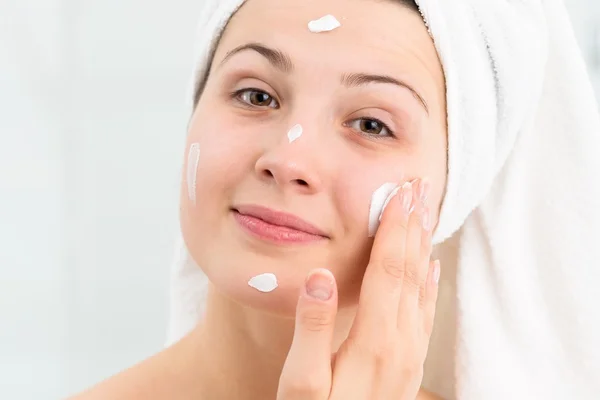 Daily cream application for smooth complexion — Stock Photo, Image