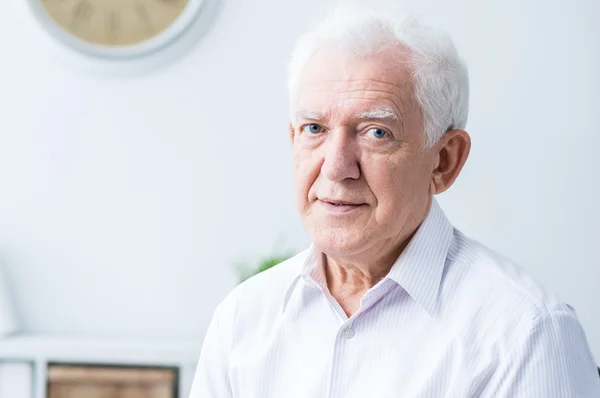 Uomo anziano con i capelli grigi — Foto Stock