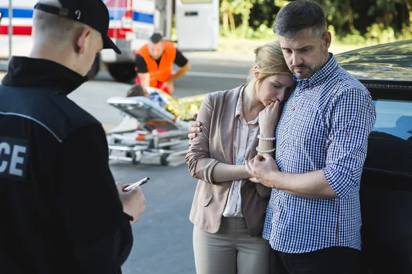 Conseguir el servicio de ambulancia de emergencia — Foto de Stock