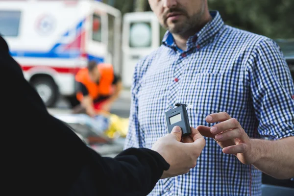 Nu blås i drunkometer — Stockfoto