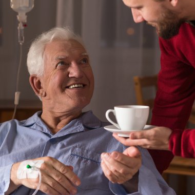 Çaresiz hastalıklı bir adam yardımcı bakıcı