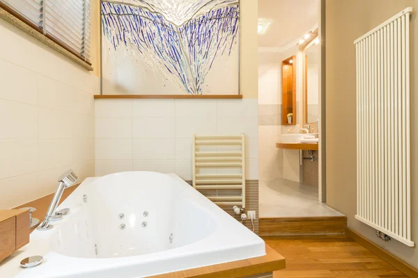 Dotek luxusu v moderní koupelně — Stock fotografie