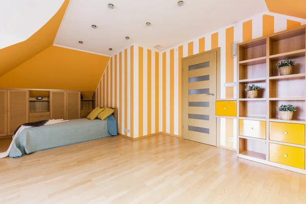 Energetic bedroom in orange and white — Stock Photo, Image