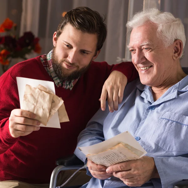 Senior erinnert sich an alte Zeiten — Stockfoto