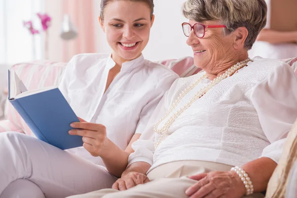 Leggere la storia del libro preferito — Foto Stock