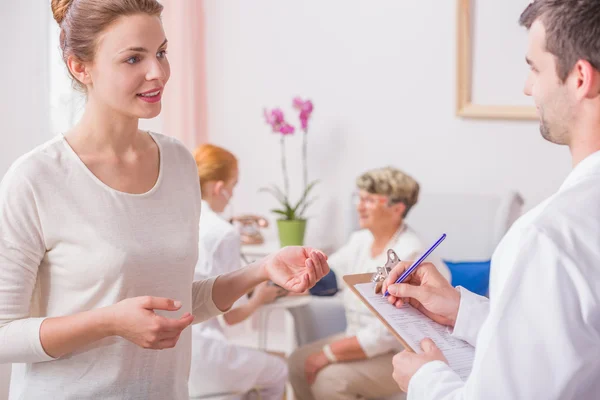 Ottenere informazioni sulle condizioni mediche della nonna — Foto Stock