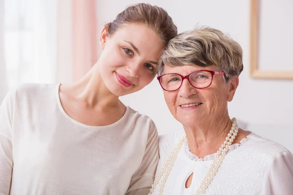 Relations étroites entre grand-mère et petite-fille — Photo