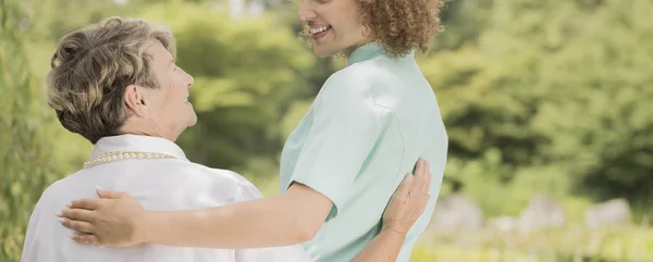 Paciente y enfermera abrazando — Foto de Stock