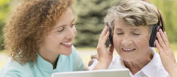 Nonna ascoltare musica — Foto Stock