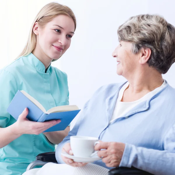 Assistente professionale e paziente anziano — Foto Stock