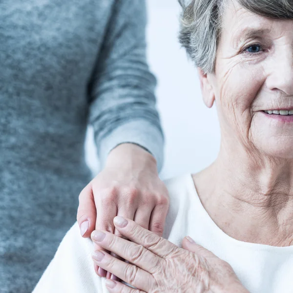 Oudere vrouw met positieve houding — Stockfoto