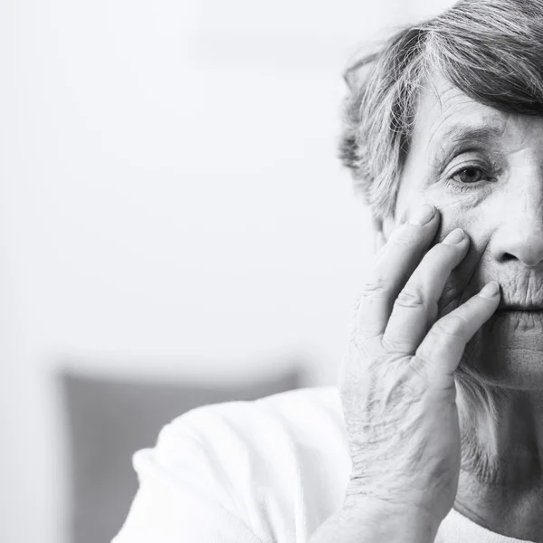 Donna anziana affetta da schizofrenia — Foto Stock
