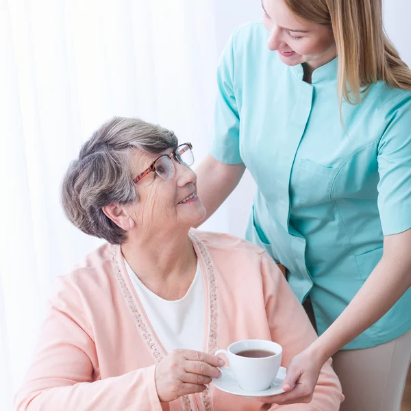 介護を有する豊富な年配の女性 — ストック写真