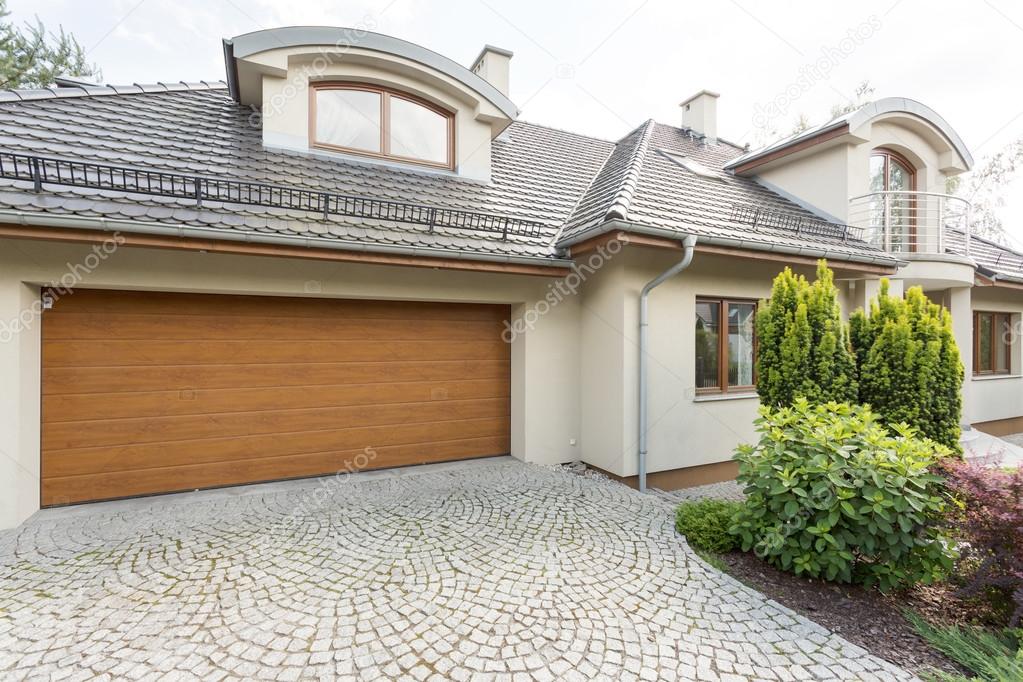 Modern villa with garage idea Stock Photo by ©photographee.eu 118530504