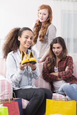 Yeni trendy satın yapan arkadaşları kıskanç