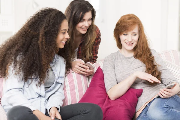 Beste Freunde beim gemeinsamen Surfen im Netz — Stockfoto