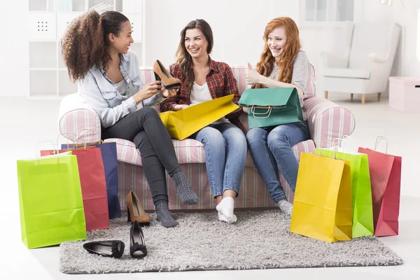 Mirando sus últimos tesoros de compras —  Fotos de Stock