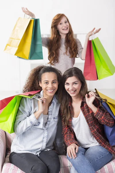 Adolescents fans de shopping ayant beaucoup de plaisir — Photo