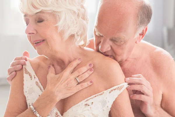 Romantic kisses in the morning — Stock Photo, Image