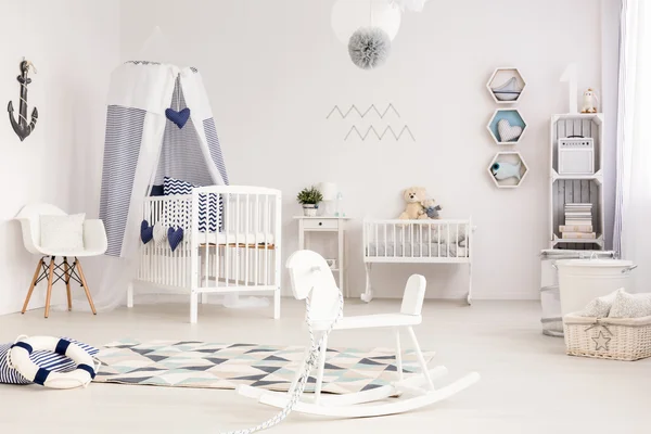 Habitación infantil idílica lista para dar la bienvenida a su primer ocupante — Foto de Stock