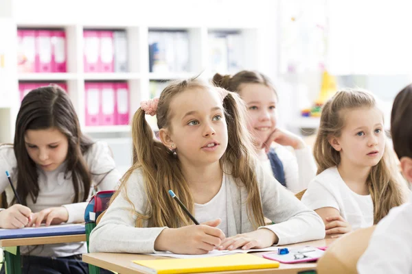 Chicas diligentes en la escuela primaria — Foto de Stock