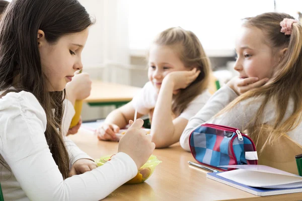 Comunicarse con compañeros de escuela — Foto de Stock