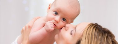 Güzel bir anne tarafından öpülmek yakışıklı hissettiriyor